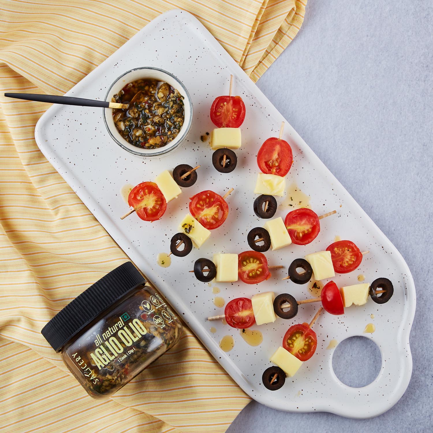 saucery-all-natural-aglio-olio-dip-healthy-snacks-food-studio-photography
