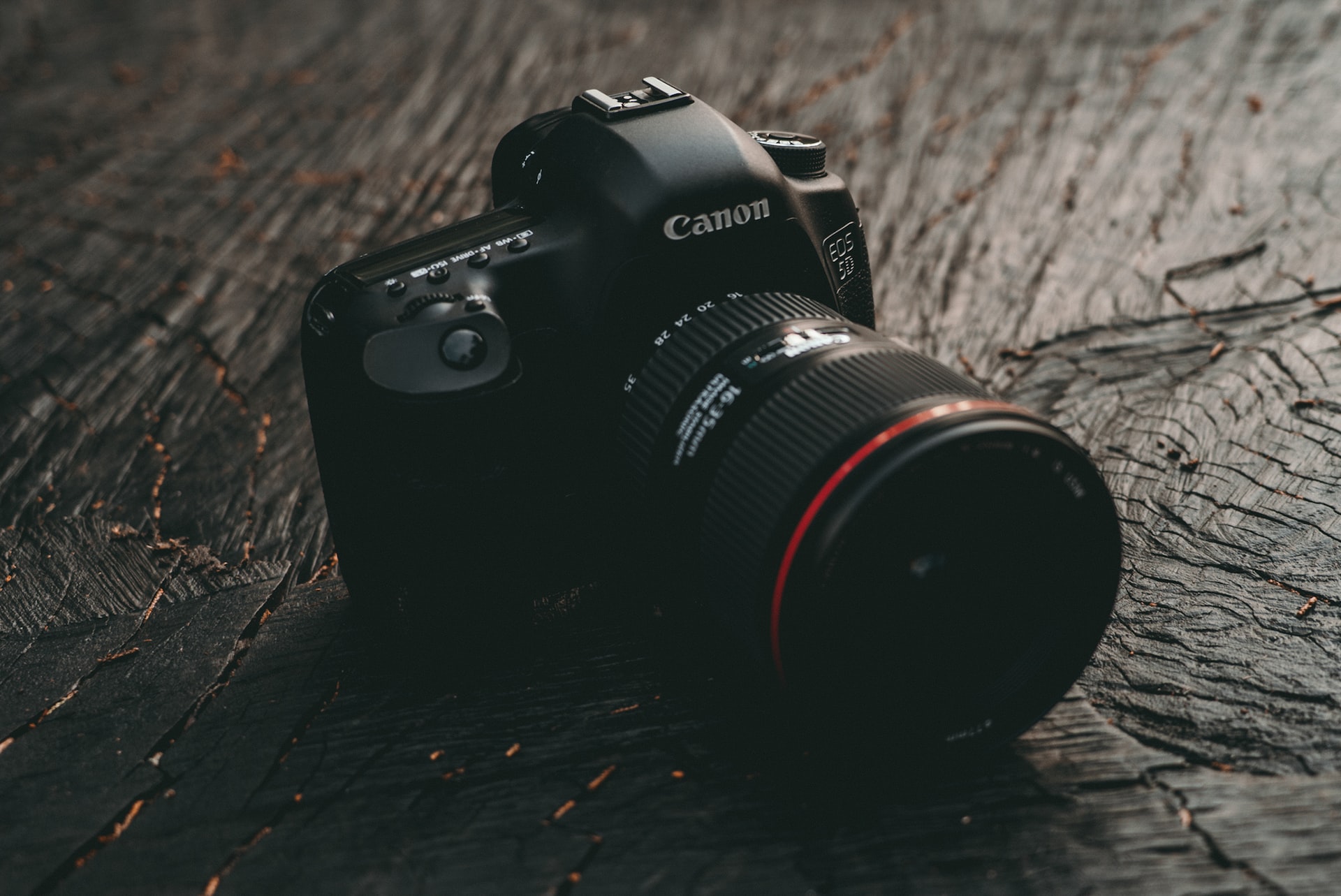 dslr-cameras-canon-5d-camera-kal-visuals-Ci9hrLHD71U-unsplash